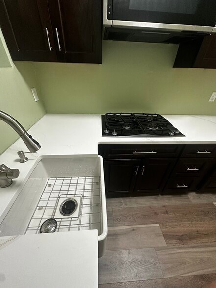 Farm sink and Cooktop - 511 William St
