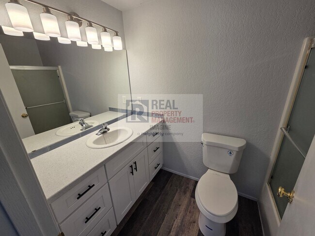 Building Photo - Check Out This Completely Remolded 3 Bedroom, 2.5 Bath Townhome!