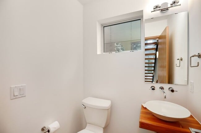 Building Photo - Stunning Modern 3 Bed / 2.5 Bath Townhome in Beautiful Maple Leaf Neighborhood