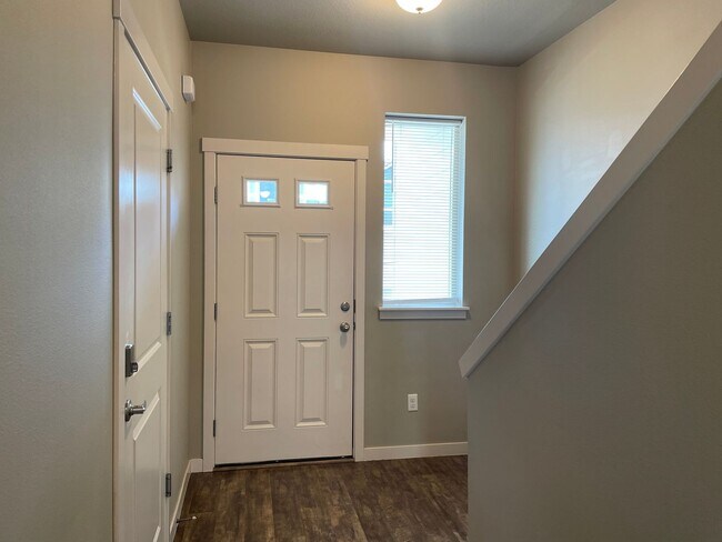 Building Photo - $1275 OFF FIRST MONTHS RENT Gorgeous 3 Bed...