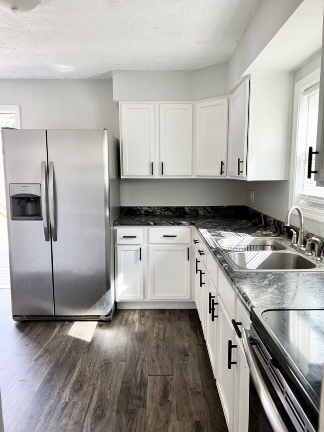 Building Photo - FREE SEPTEMBER RENT Your deposit moves you...