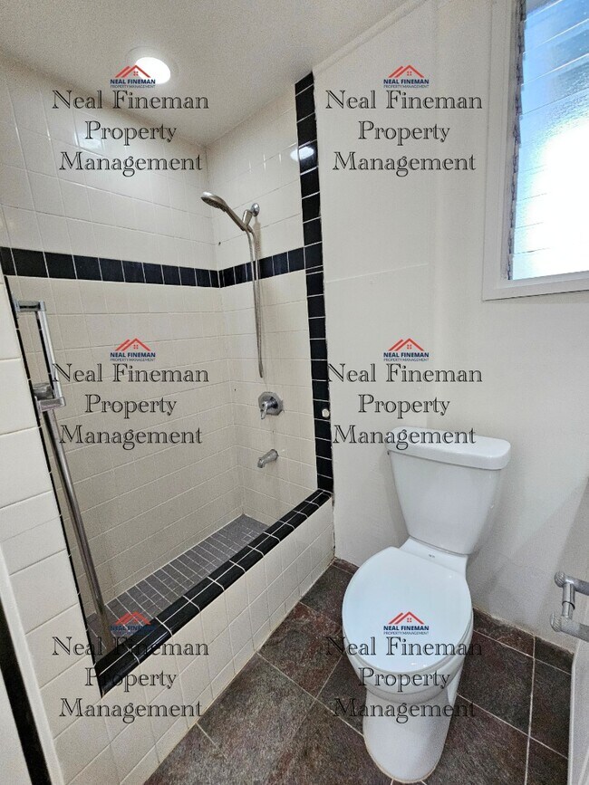 Building Photo - 4 BED, 1 BATH APARTMENT, TANDEM PARKING Electric Water included.