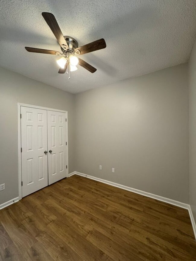 Building Photo - This 1.5  story, all brick, 3 bedroom, 2 bath, Bonus room upstairs & a 2 car garage with great st...