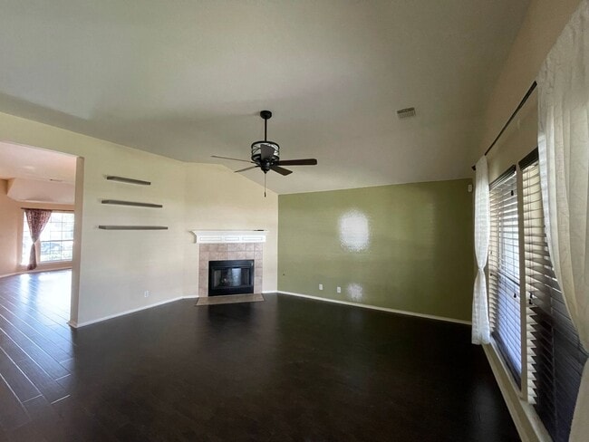 Building Photo - Beautiful single-story home in desirable Vista Oaks Subdivision