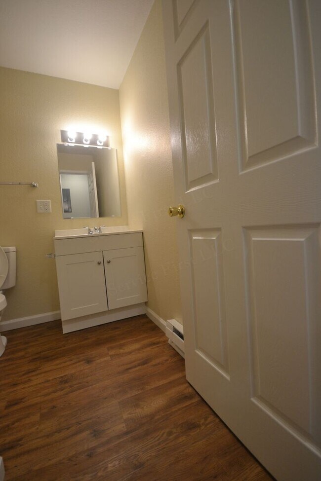 Building Photo - Marshfield Apartments