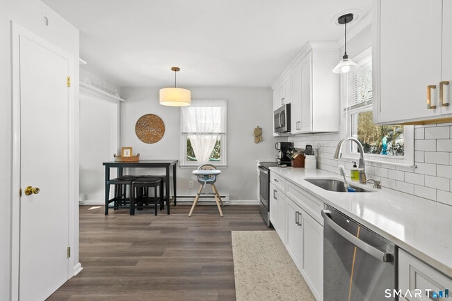 Building Photo - 215 York Rd