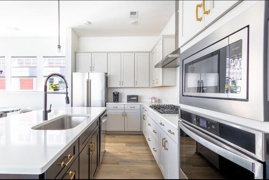 Building Photo - 610 Blueway Ave