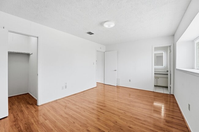 Building Photo - 12447 Sharpview Dr