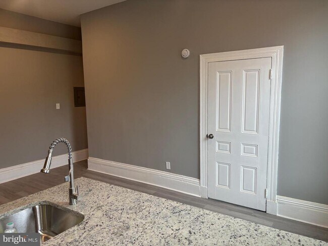 Building Photo - 2124 Maryland Ave