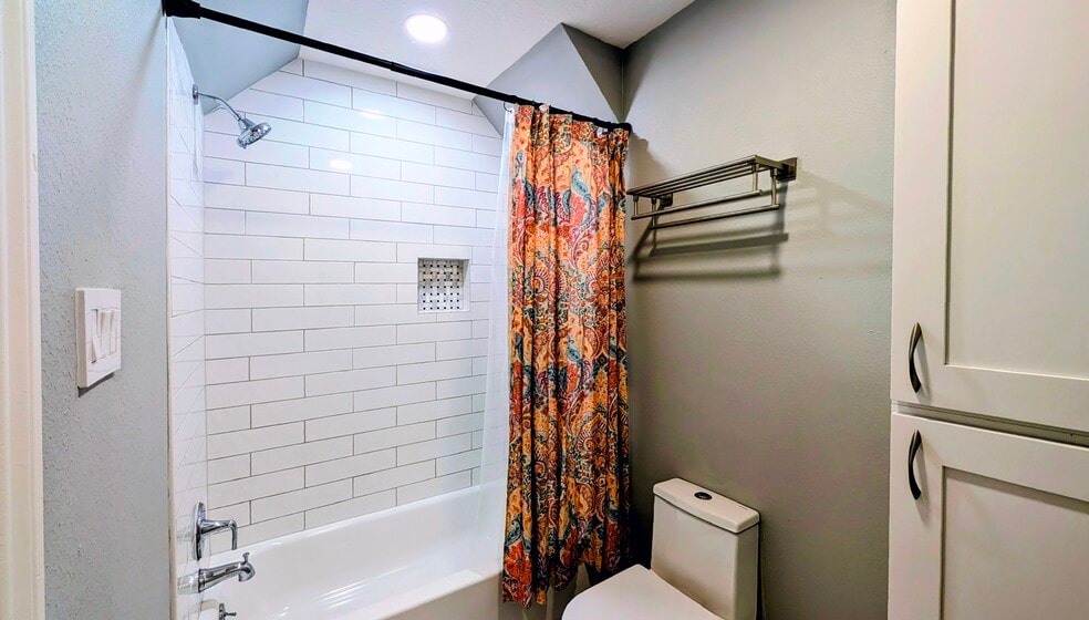 Upstairs Bathroom - 15707 Downford Dr