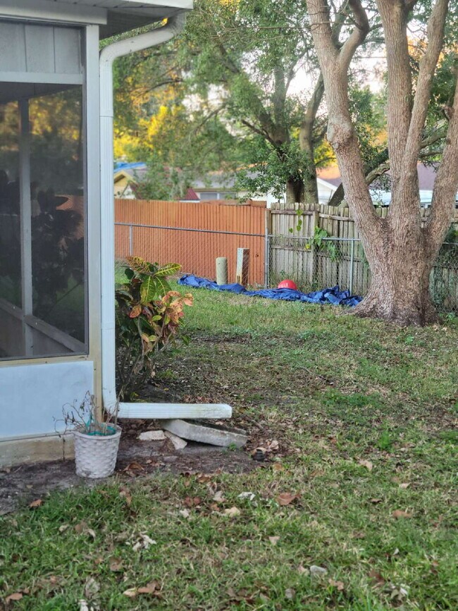 Building Photo - Freshly painted 2/2 Home with garage