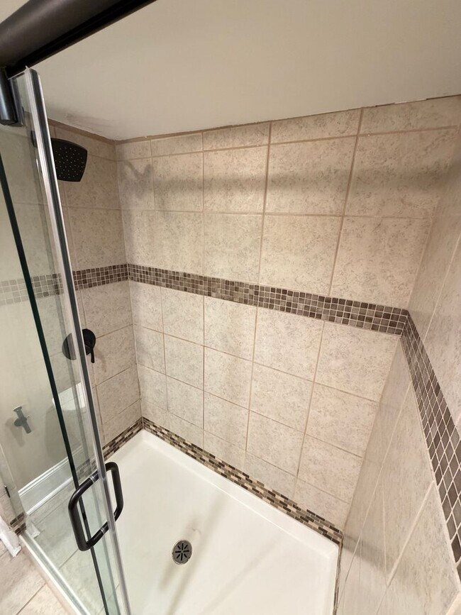 Building Photo - Charming & Spacious 3-Bedroom Home with a Large Fenced Yard!