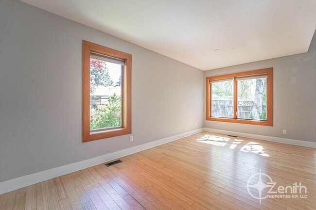 Building Photo - 2819 NE 54th St