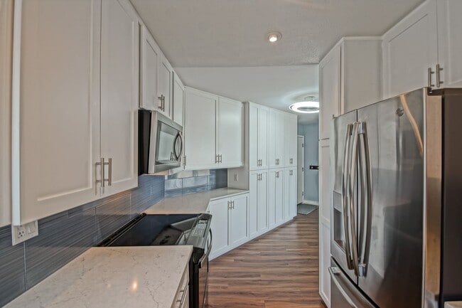Building Photo - Bright & Spacious, Top-Floor 3BR3BA Condo ...