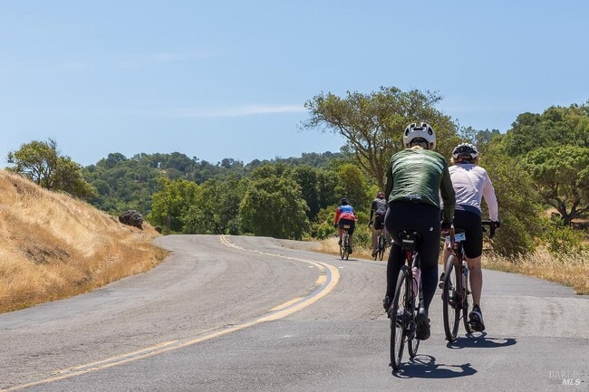 Building Photo - 1100 Bayhills Dr