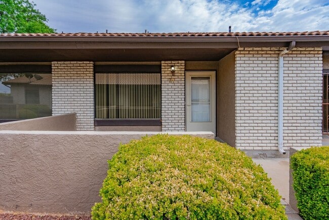 Building Photo - Spacious Updated Townhome in Downtown St. ...