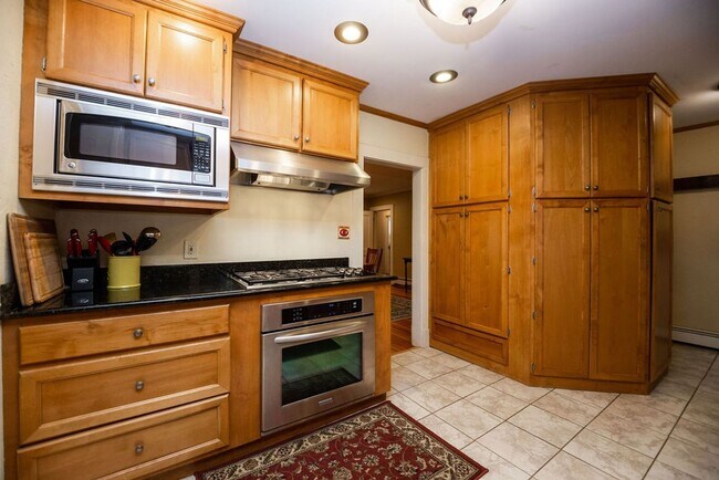 Building Photo - 2 Bedroom + Office, 3 Bath in Old Town Fort Collins