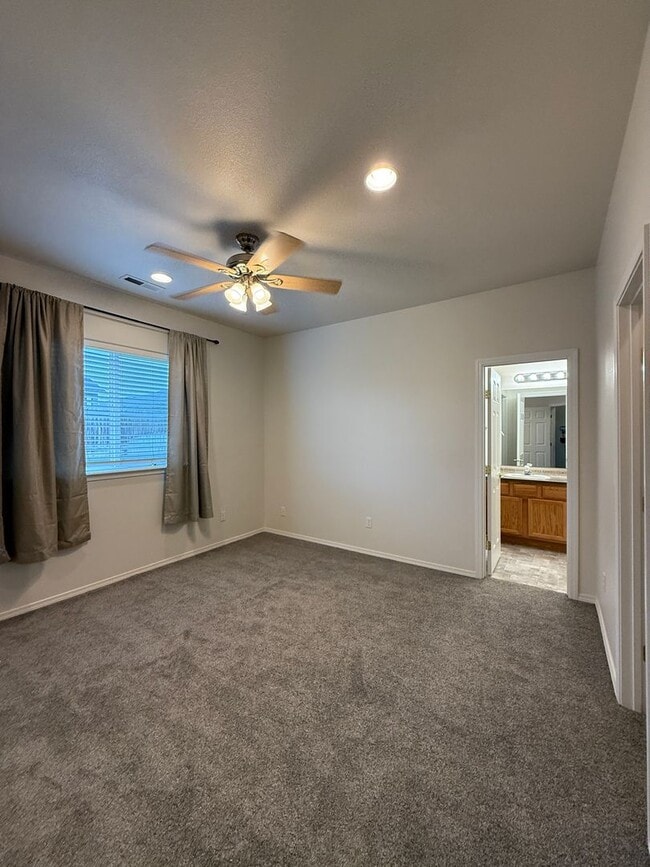 Building Photo - 3 bed, 2 bath Single Level Home