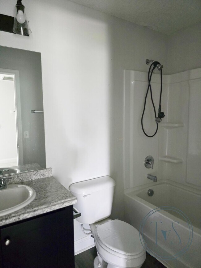 Building Photo - FALL MOVE-IN SPECIAL: $1000 OFF 1st MONTH'S RENT!**