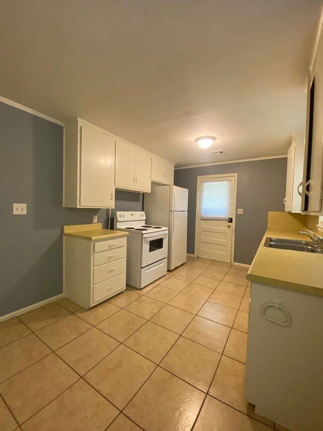 Building Photo - 1 Bedroom Duplex with private parking