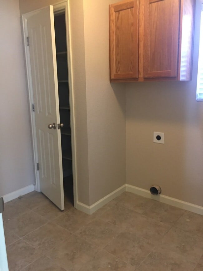 Building Photo - Lots of Great Light in this End Townhome