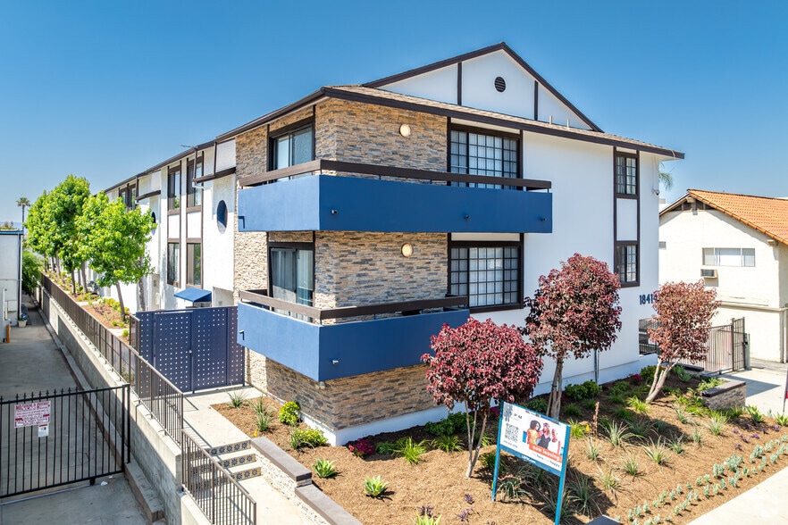 Building Photo - Azul Apartments