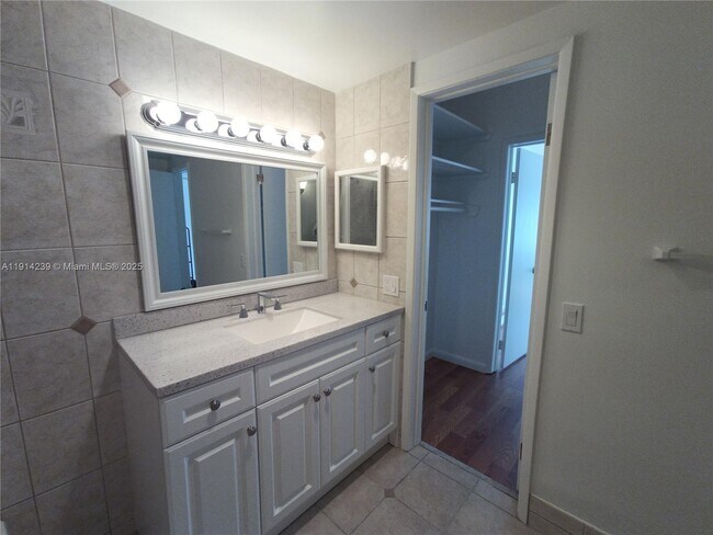 Building Photo - 450 Golden Isles Dr