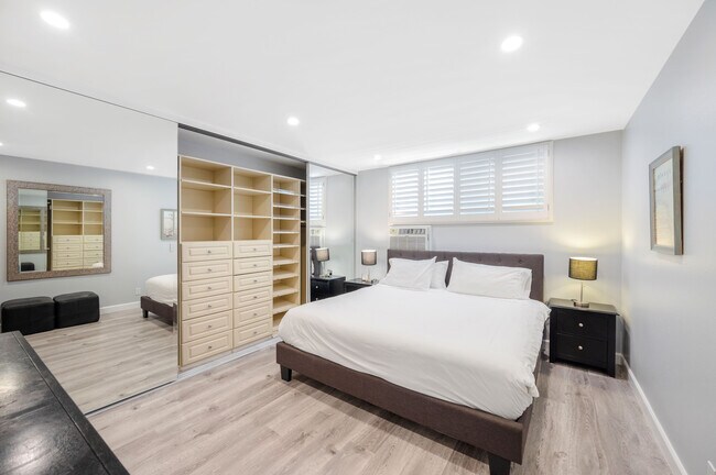 Building Photo - 11645 Montana Ave