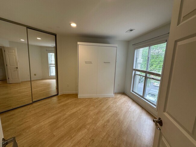 Building Photo - Waterfront Condo for Rent in the gated com...