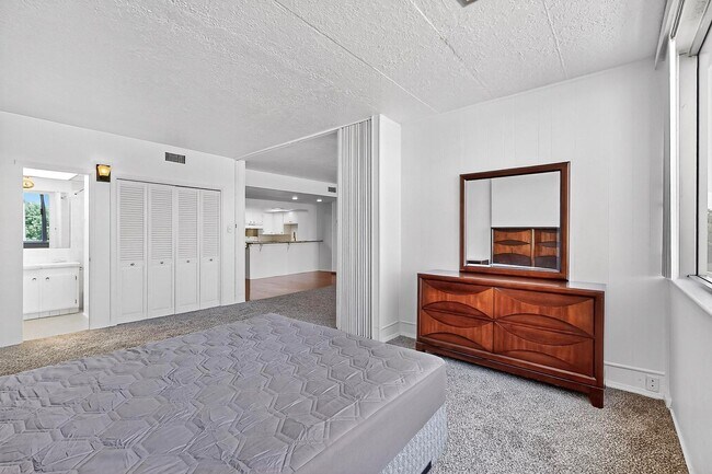 Building Photo - Art Deco Condo 1 Bedroom  1 Bath with cove...