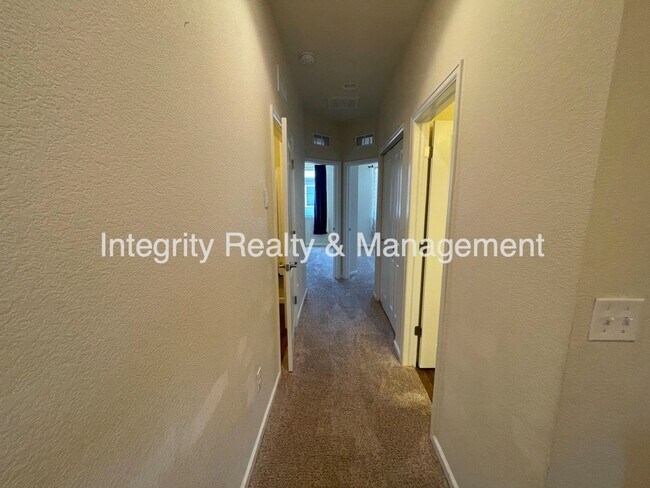 Building Photo - 598 E Dry Creek Pl