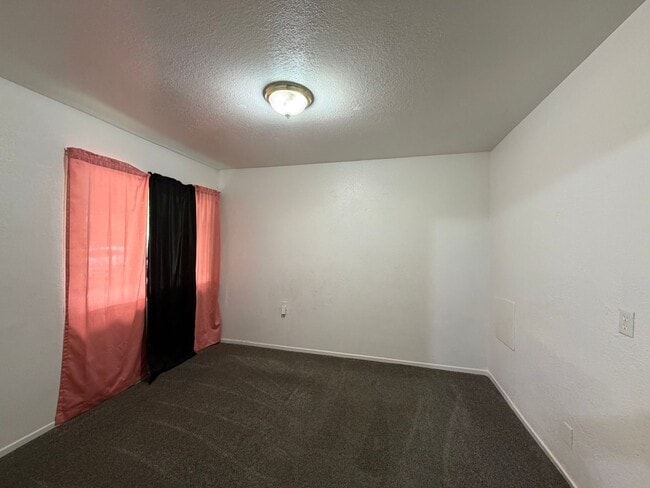 Building Photo - 4 Bedroom 2 Bathroom House with Fenced Yard & 1 Car Garage