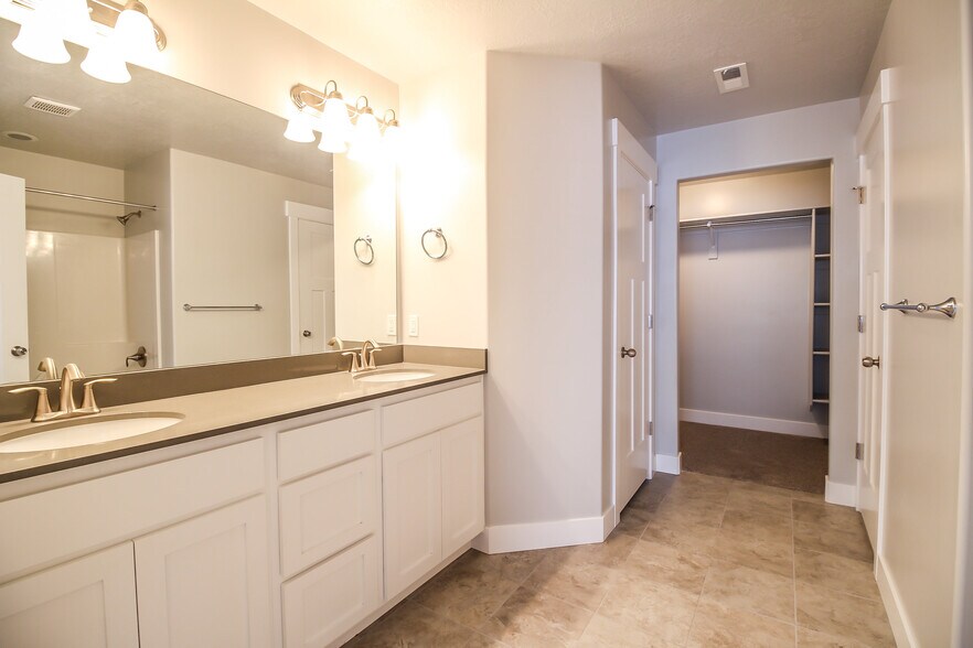 Mast bathroom - 4901 W Spire Way