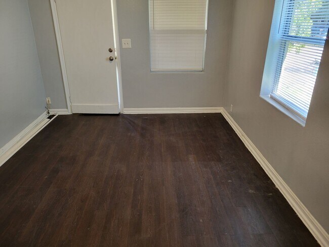 Building Photo - Cute 2 Bedroom