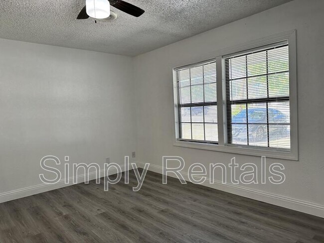 Building Photo - Poplar St 3211