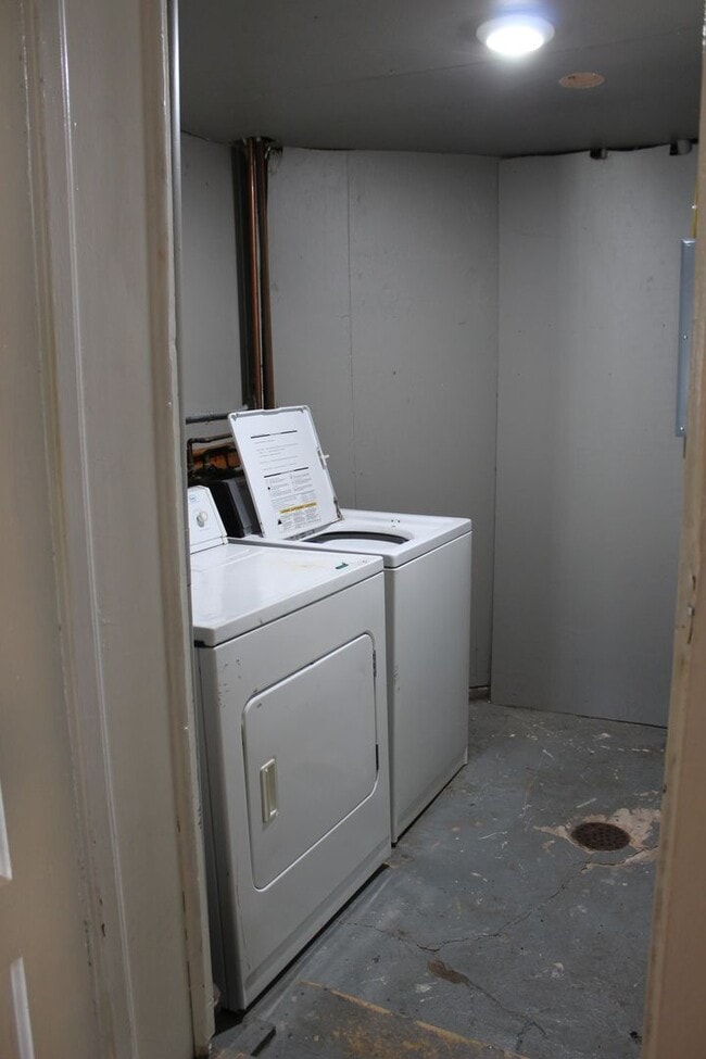 Building Photo - 3 Bedroom - one level