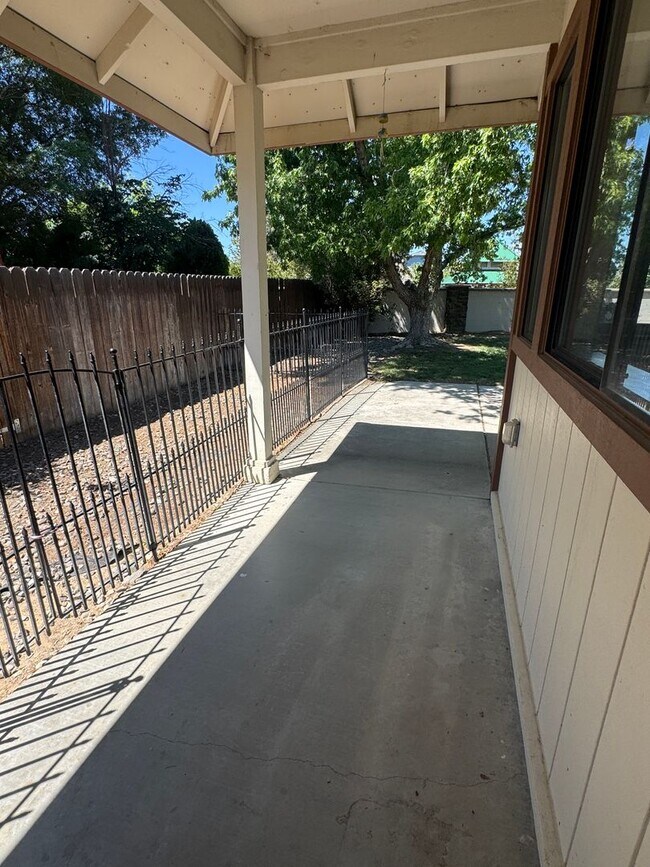 Building Photo - Beautiful Home Located in Gated Golf Course Community!!