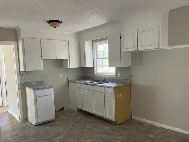 Building Photo - 2050 Cherokee Ct