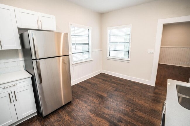 Building Photo - 409 E Jean St