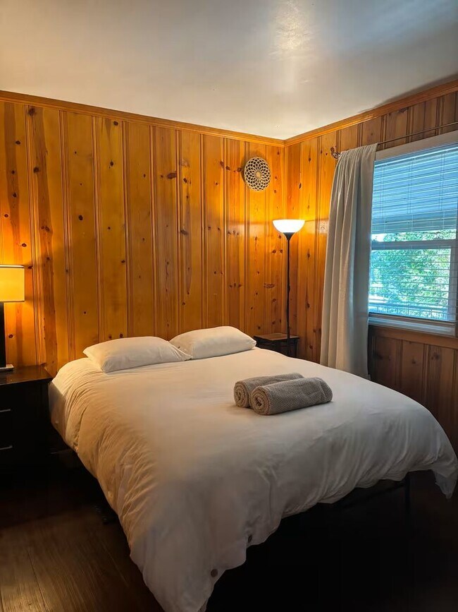 Building Photo - Vintage 5 bedroom Home with Three Car Garage