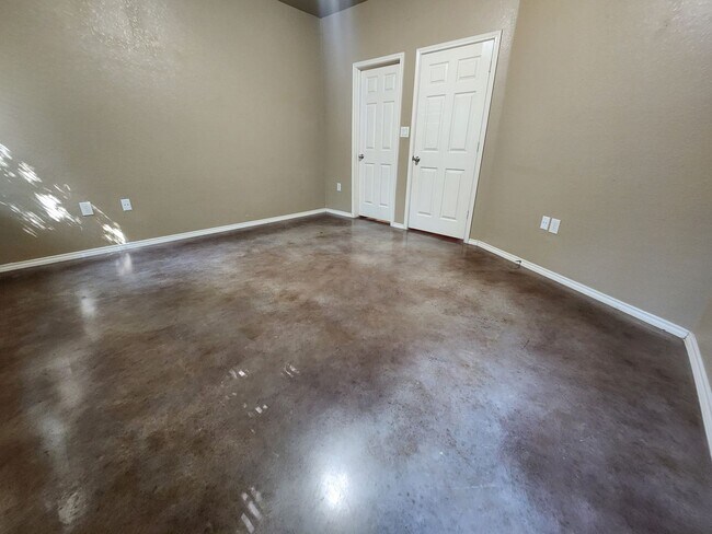 Building Photo - 3/2/1 Duplex w/ Stained Concrete Floors Th...