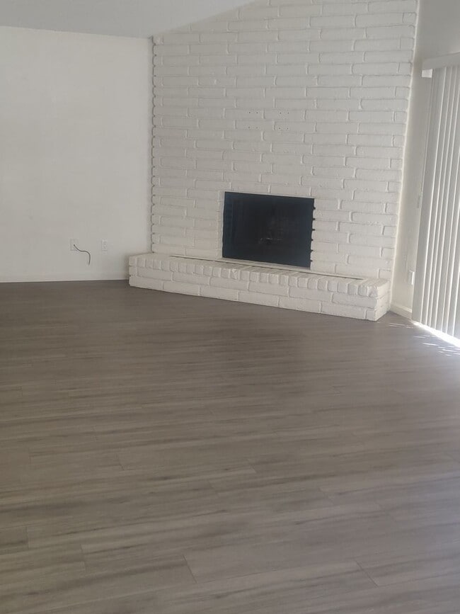 Building Photo - 3 bedroom 2 Bathroom