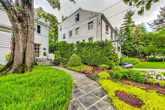 Building Photo - COMING SOON - Stunning 4 bed + 2 full & 2 1/2 bath Classic in NW DC