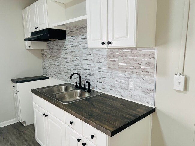 Building Photo - Gorgeous Renovated 3 Bedroom House!