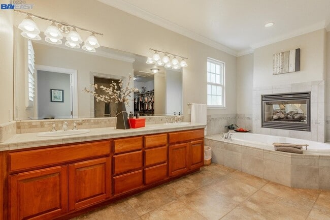 Building Photo - Live Exceptionally in This Peaceful Willow Glen Executive Home; 4 bed/ 4.5 bath