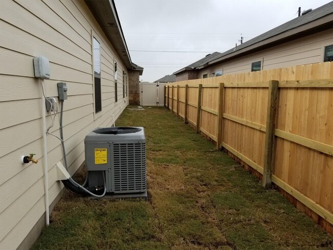 Building Photo - *COMING SOON* High Ceilings, Fenced Yard & 2-Car Garage – New Braunfels Living!