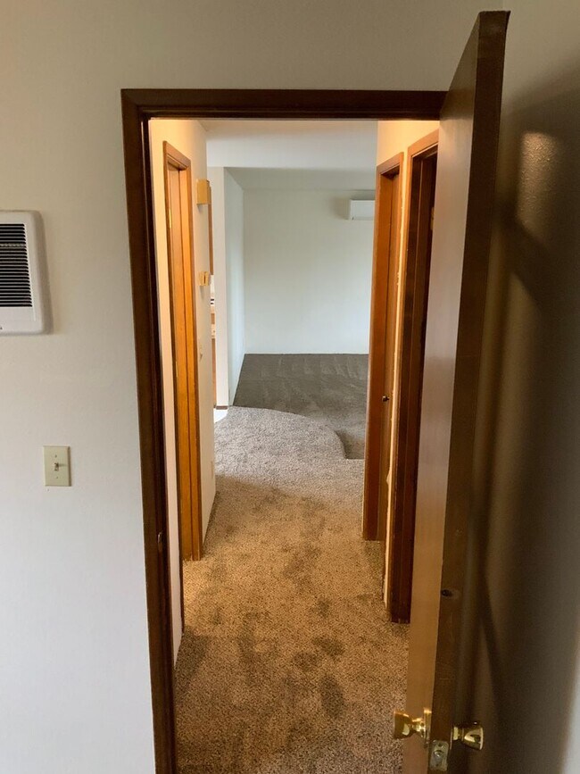 Building Photo - 2 Bedroom Duplex in Springfield