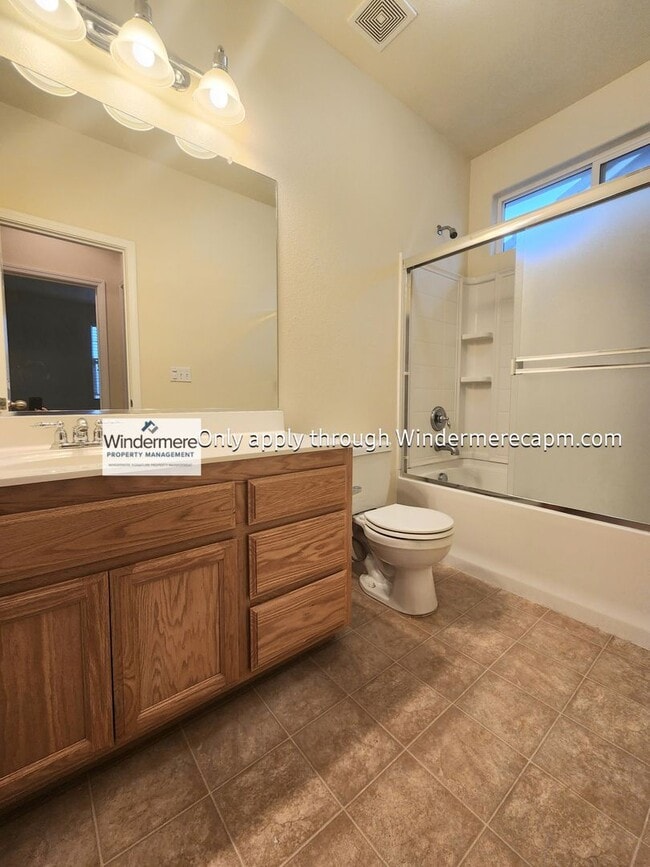 Building Photo - AWESOME 3 BED/2.5 BATH FLOOR PLAN AVAILABL...