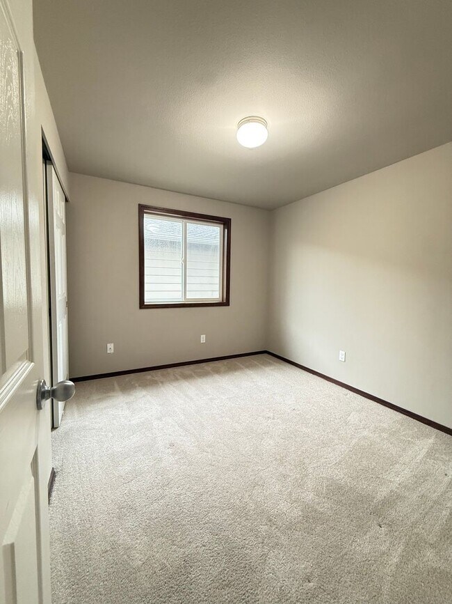Building Photo - Modern 3BR/2.5BTH Home For Rent in Prime Marysville Location