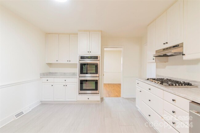 Building Photo - 5020 Coronado Dr